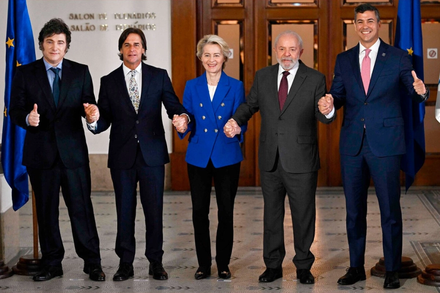 Von der Leyen con los presidentes del Mercosur. Foto: (AFP).