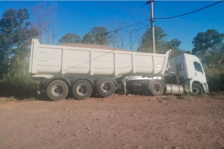 Chofer murió aplastado por su propio camión cuando intentaba reparar los frenos