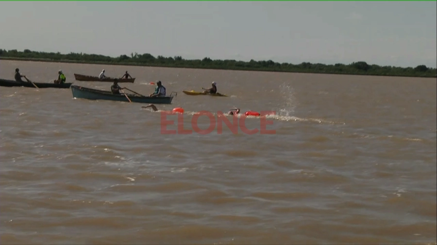 Otros momentos de la competencia en el r&iacute;o Paran&aacute;. Foto: Elonce
