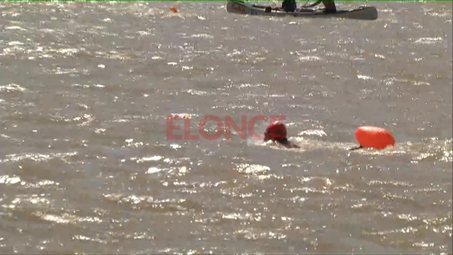 Otros momentos de la competencia en el r&iacute;o Paran&aacute;. Foto: Elonce