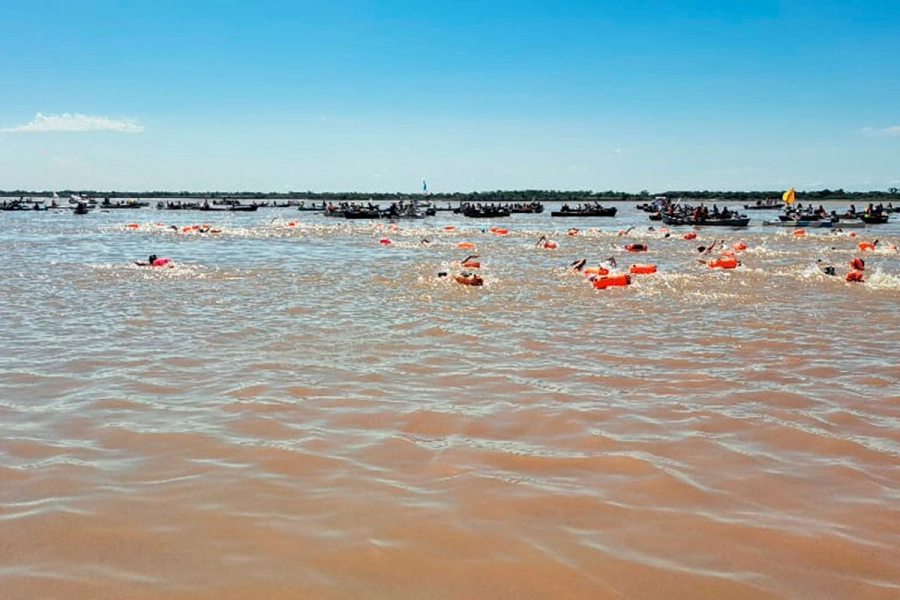 Otros momentos de la competencia en el r&iacute;o Paran&aacute;. Foto: Elonce