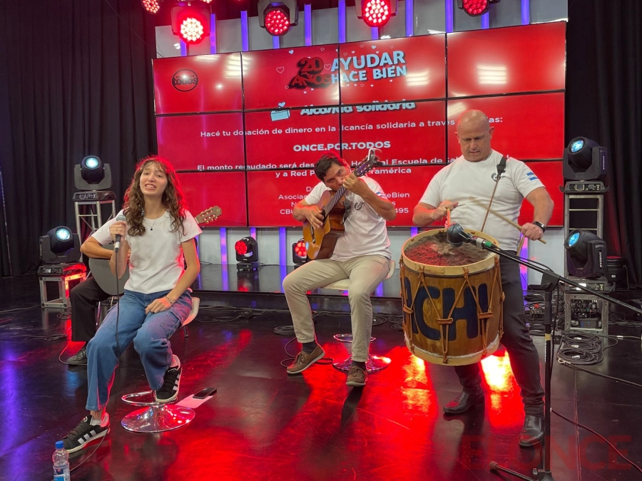 Candela, junto a sus músicos. (foto: Elonce)