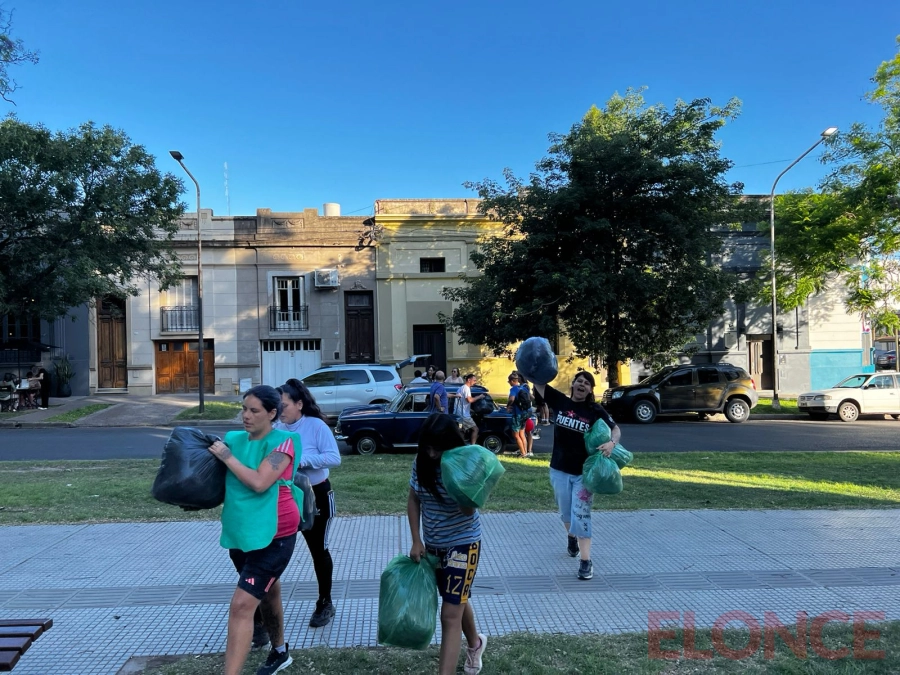 Vecinos colaboraron con donaciones. (foto: Elonce)