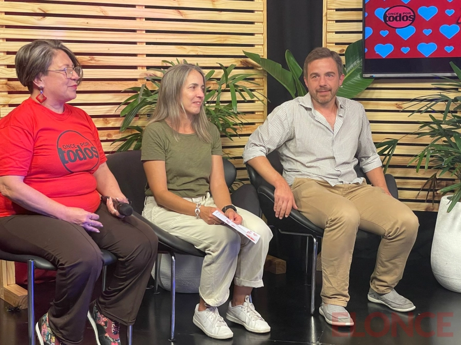 Claudia Luero junto a los hijos de Emilse Sc&eacute;vola en su reconocimiento. Foto: Elonce