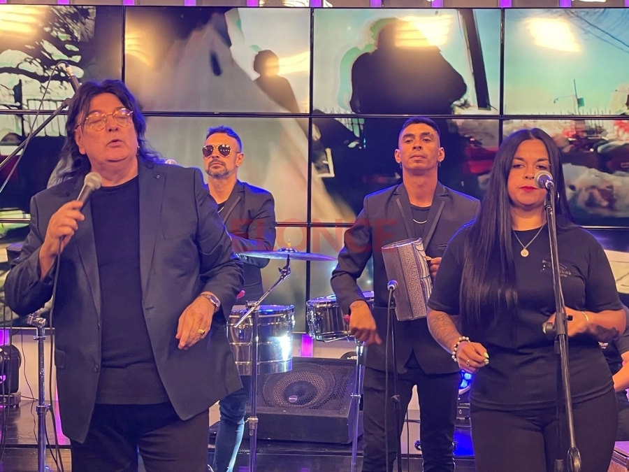 Gerardo Far&iacute;as y La Sonora. Foto: Elonce