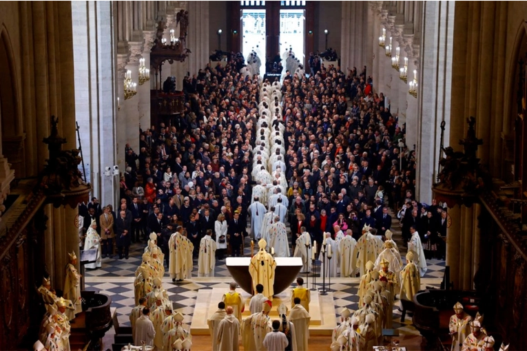 Se realizó la primera misa en la Catedral de Notre-Dame, a cinco años del incendio: “La pena ha desaparecido”