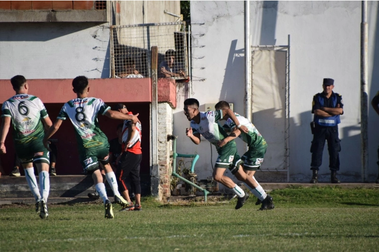 Unión Agrarios festejó de visitante y sacó ventaja en la final de Paraná Campaña