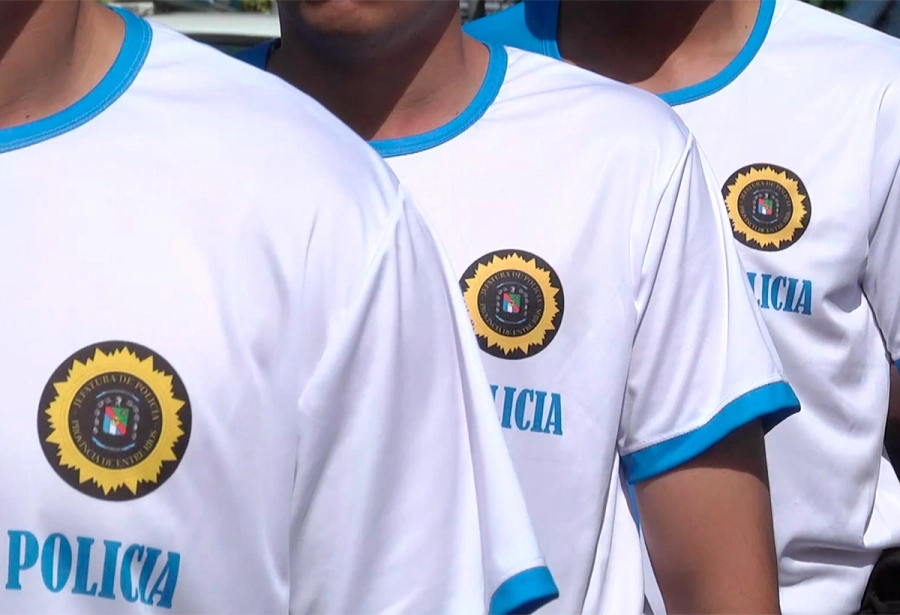 Uniformes de verano para polic&iacute;as. Elonce
