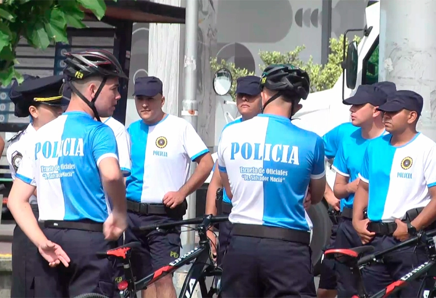 Uniformes de verano para polic&iacute;as. Elonce