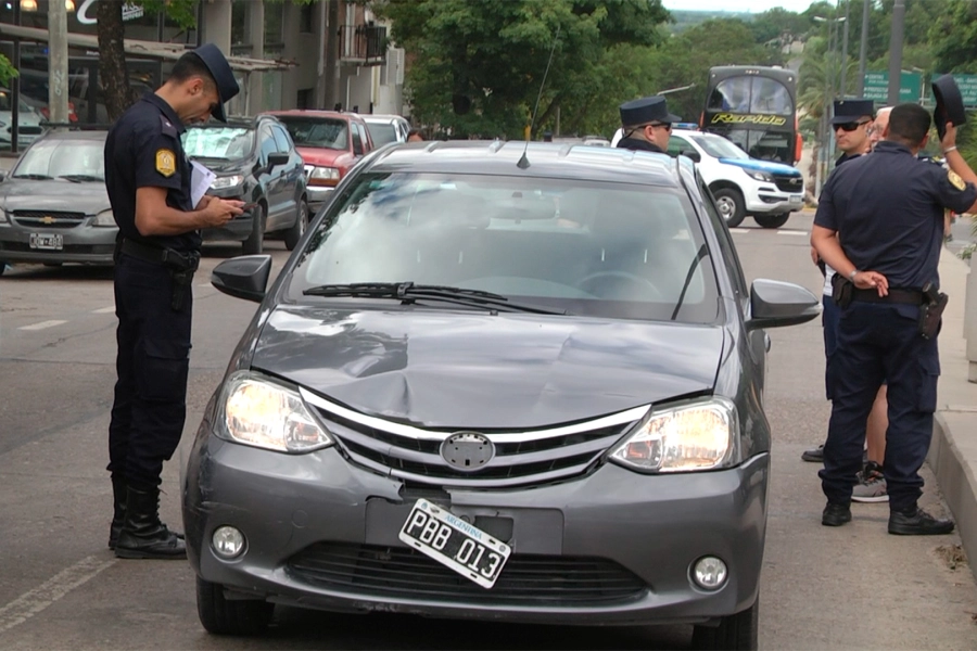 El capot con el impacto