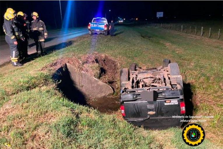 Volcó su camioneta y terminó en una alcantarilla: se negó realizar el control de alcoholemia