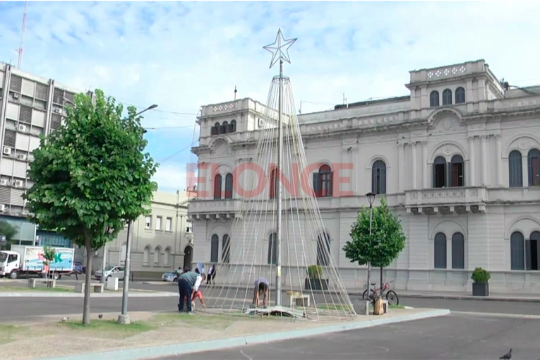 Armaron el árbol de Navidad en Plaza Mansilla de Paraná