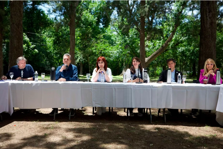 El PJ mostró una foto de unidad con Máximo, Sergio Massa, Cristina Kirchner y Kicillof