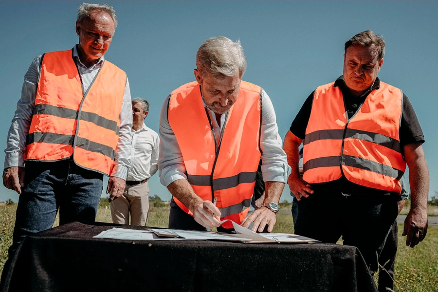 El Gobernador firma el acta del inicio. (GPER)