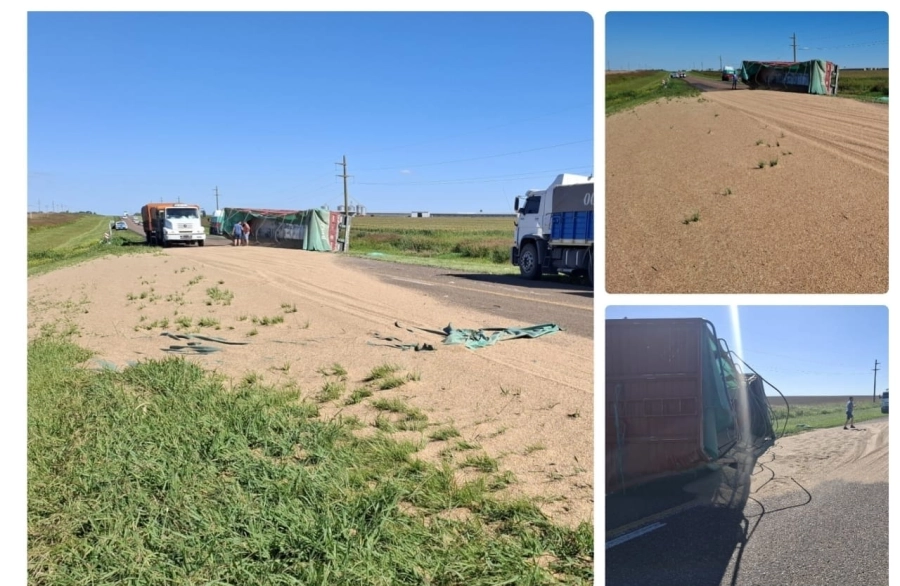 Volc&oacute; un acoplado y espaci&oacute; su carga de trigo sobre ruta 12, a la altura de Aranguren. (foto: Polic&iacute;a de Entre R&iacute;os)