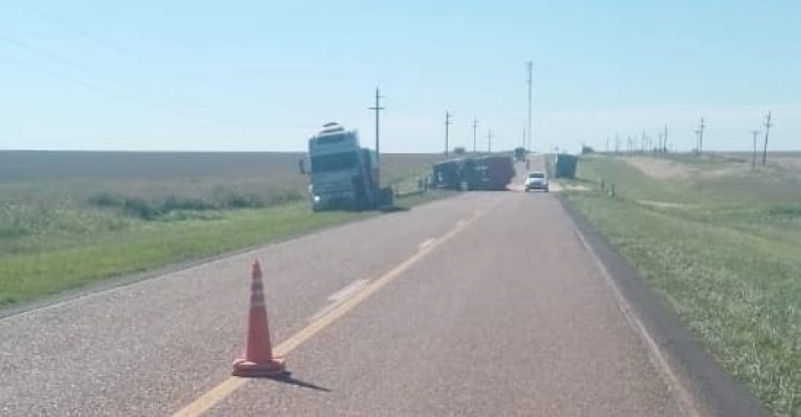 Un cami&oacute;n Ford Cargo 1832 volc&oacute; su acoplado y esparci&oacute; la carga de trigo que trasladaba. (foto: Polic&iacute;a de Entre R&iacute;os)