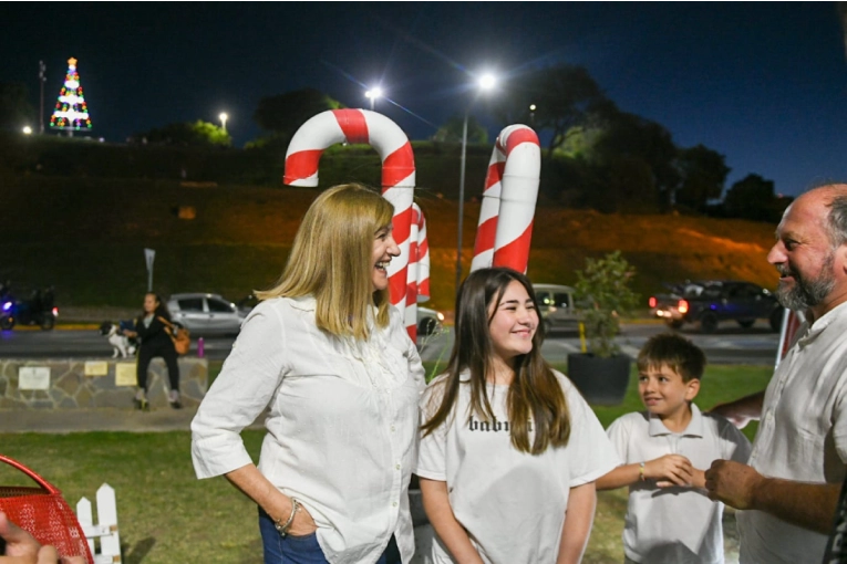 Paranaenses ya disfrutan el Paseo Navideño en la Plaza de las Colectividades