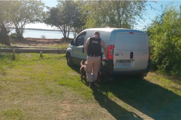 Hallaron abandonada una camioneta con patente uruguaya en Concepción del Uruguay