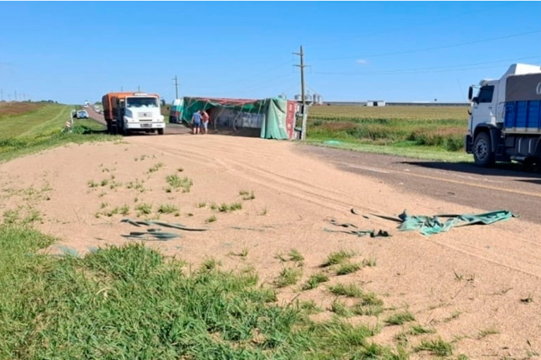 Un camión “mordió” la banquina y volcó su acoplado sobre ruta 12, en Aranguren