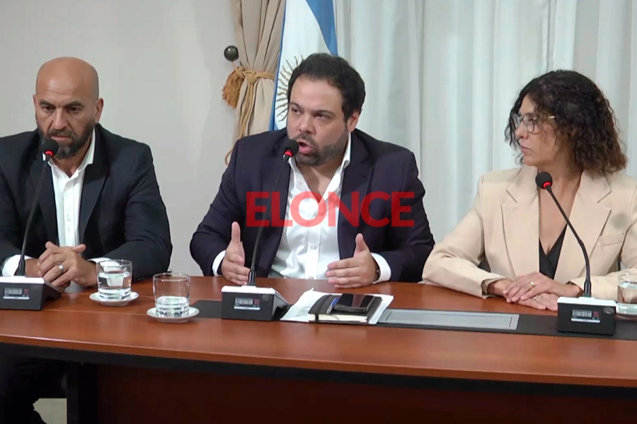 El ministro de Gobierno, Manuel Troncoso, junto a los interventores del Iosper. (Elonce)