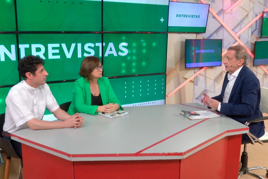 El Padre Javier y Marisa Mazza en los estudios de Elonce