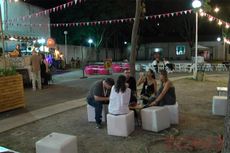 El patio gastron&oacute;mico est&aacute; ubicado frente a La Vieja Usina. (foto: Elonce)