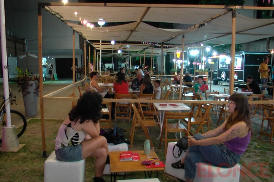 El infaltable Patio Gastron&oacute;mico es un punto de encuentro para las previas y post de cada funci&oacute;n. (Elonce)