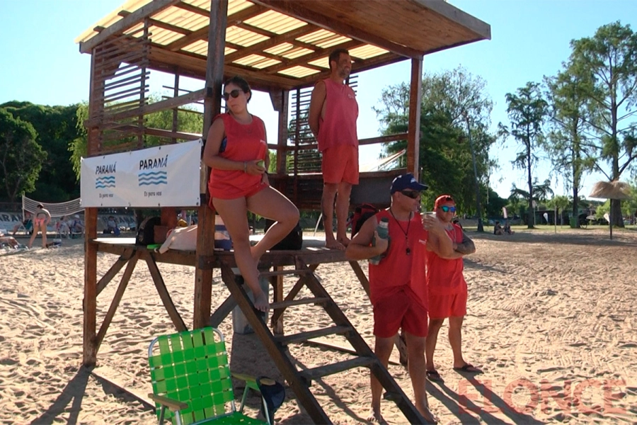 Servicio de guardavidas en el Municipal. (foto: Elonce)
