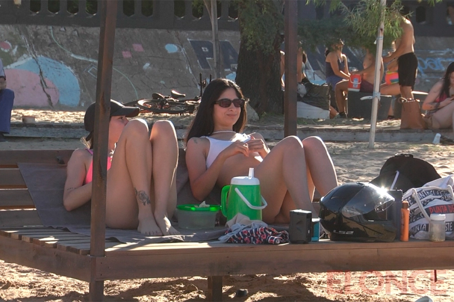 El espacio cuenta con camastros de madera. (foto: Elonce)