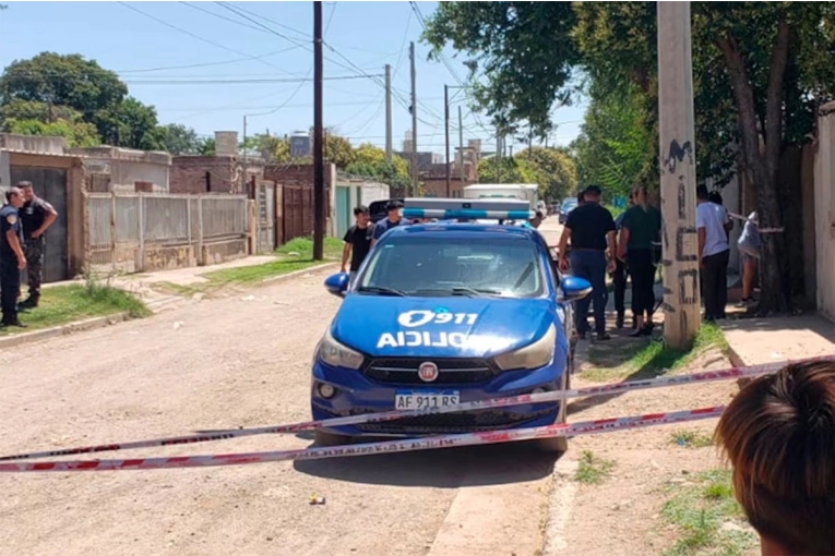 Mujer asesinada y hallada muerta por su hija al volver de la escuela: revelan detalles