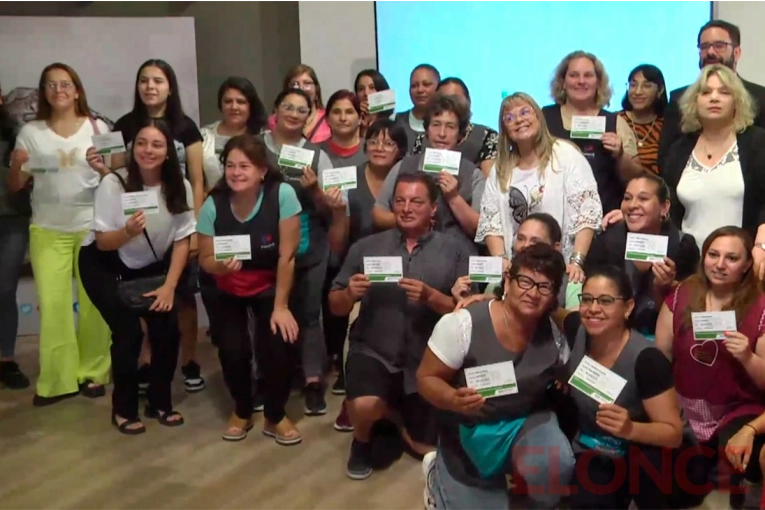 Más de 150 cocineras de jardines municipales recibieron su carnet para manipulación de alimentos