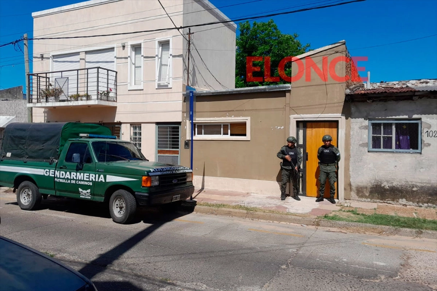 La Gendarmer&iacute;a allana la casa del primo de Kueider en Concordia. (Elonce).