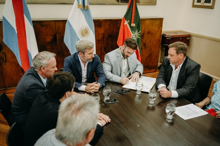 Frigerio firmó convenios para la continuidad del plan de recuperación vial