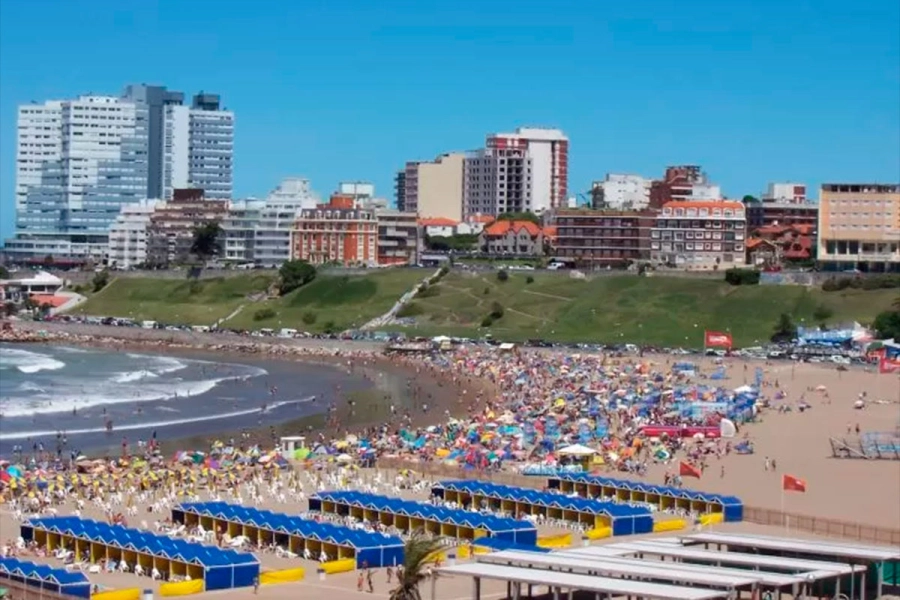 Vacaciones en Mar del Plata. (El Cronista)
