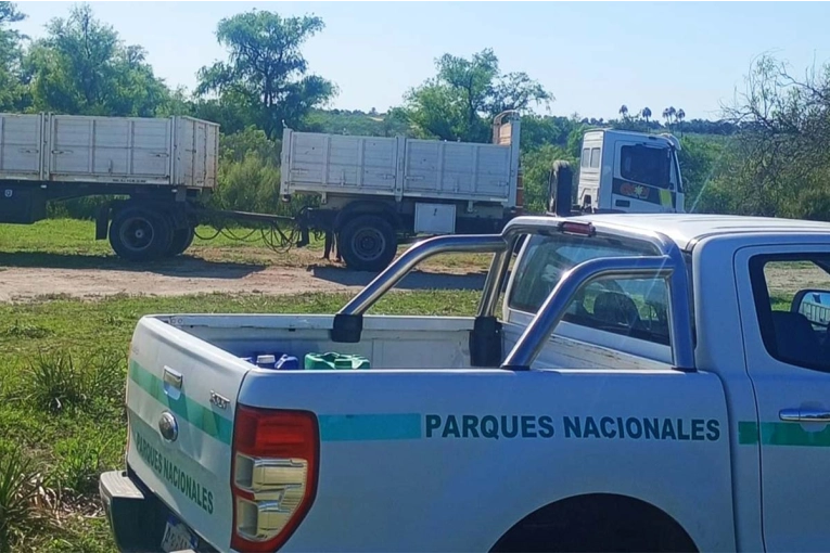 Realizan trabajos sobre el camino principal del Parque Nacional "El Palmar"