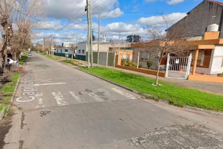 Mató de una patada a un hombre que le orinó la puerta