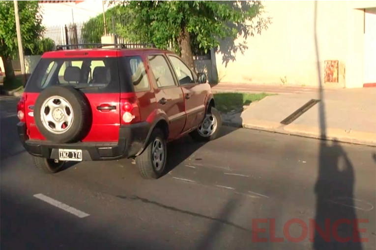 Camioneta ingresaba a un garaje y chocó con una moto: un joven fue hospitalizado