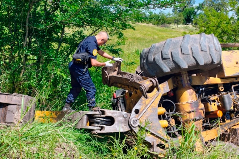 Trabajador perdió el control de retroexcavadora y volcó en la calle