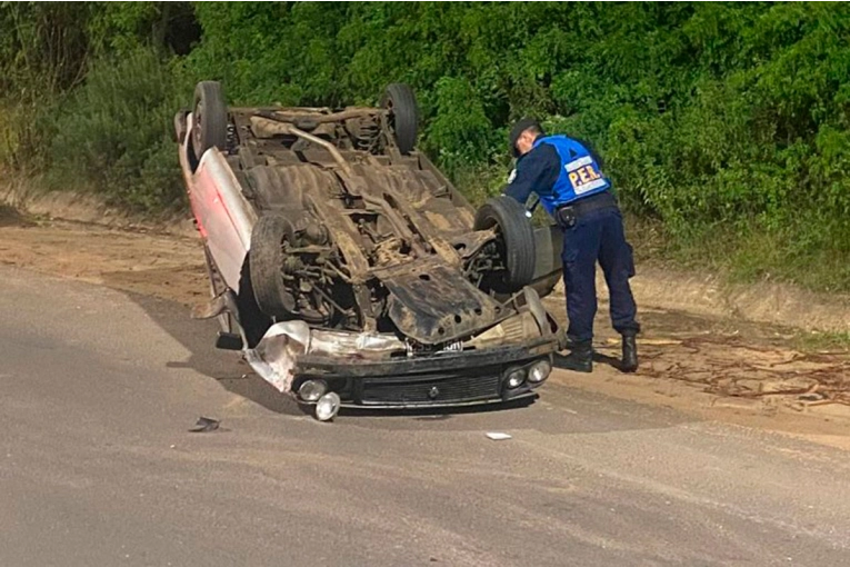 Un auto chocó una columna y volcó en transitada avenida de Concordia