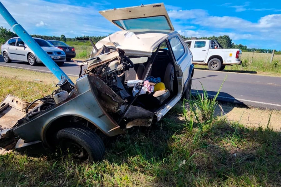 Un conductor fue hospitalizado tras chocar contra un poste de luz en Concordia. (foto: Polic&iacute;a de Entre R&iacute;os)