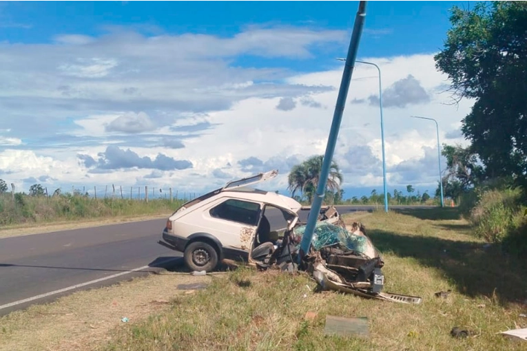 Permanece en estado reservado el hombre de destrozó su auto contra una columna