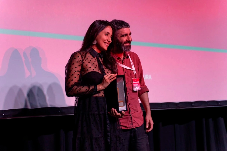 Floriana Lazzaneo al recibir el premio. (foto: FICER)