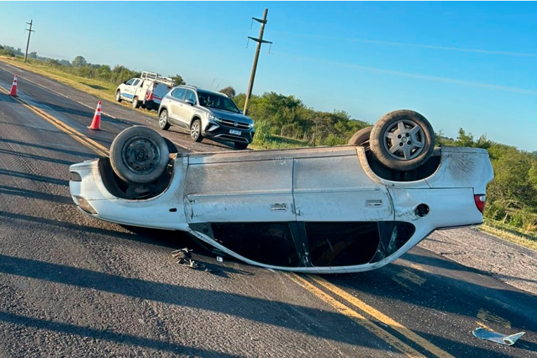 Volcó un auto sobre ruta nacional 12, a la altura de Gobernador Echagüe