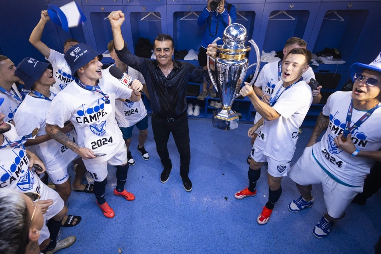 Tras coronarse en la Liga Profesional, Vélez va por otros dos títulos nacionales