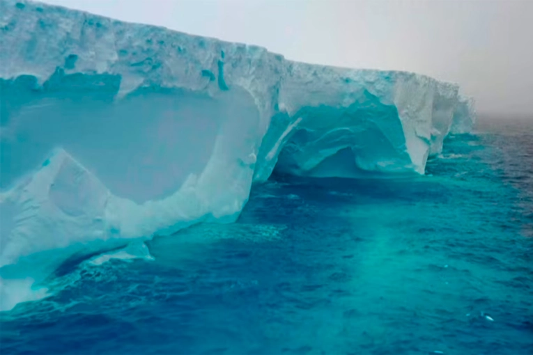 Se desprendió el iceberg más grande del mundo y navega hacia el Atlántico Sur