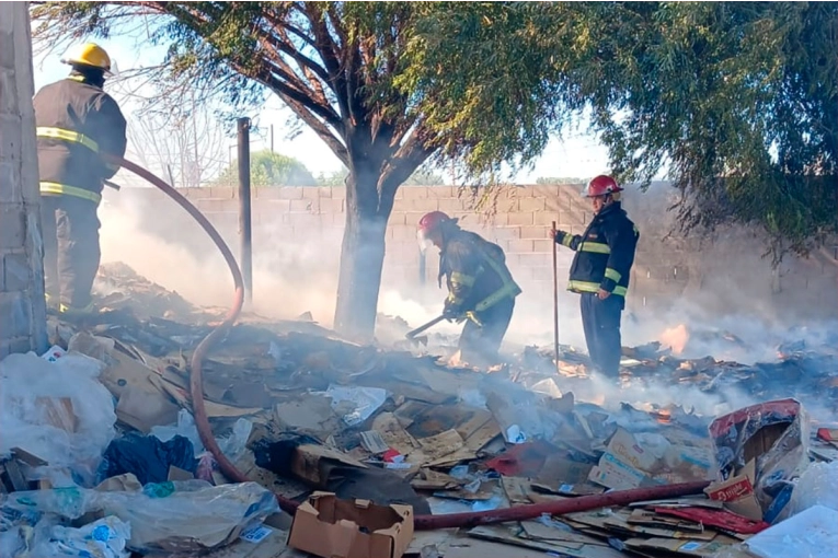 Incendio de residuos y cartones afectó el obrador municipal de Colonia Avellaneda