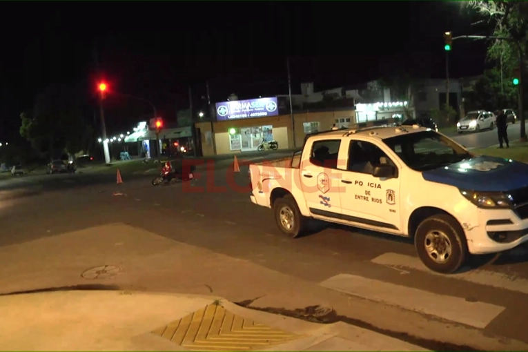 Un patrullero y una moto chocaron en transitada esquina de Paraná