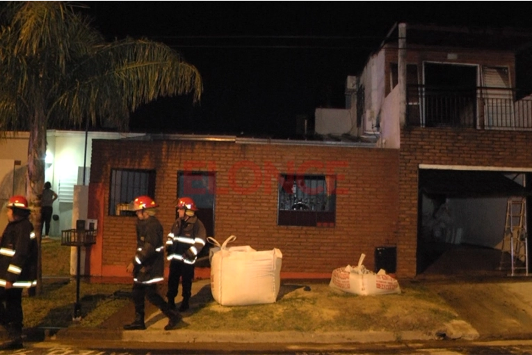 Una vela habría provocado incendio que afectó parte de una vivienda en Paraná