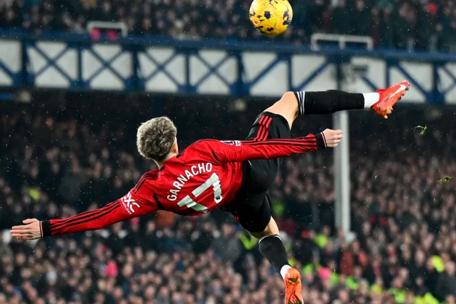 La pirueta de Garnacho para el mejor gol.