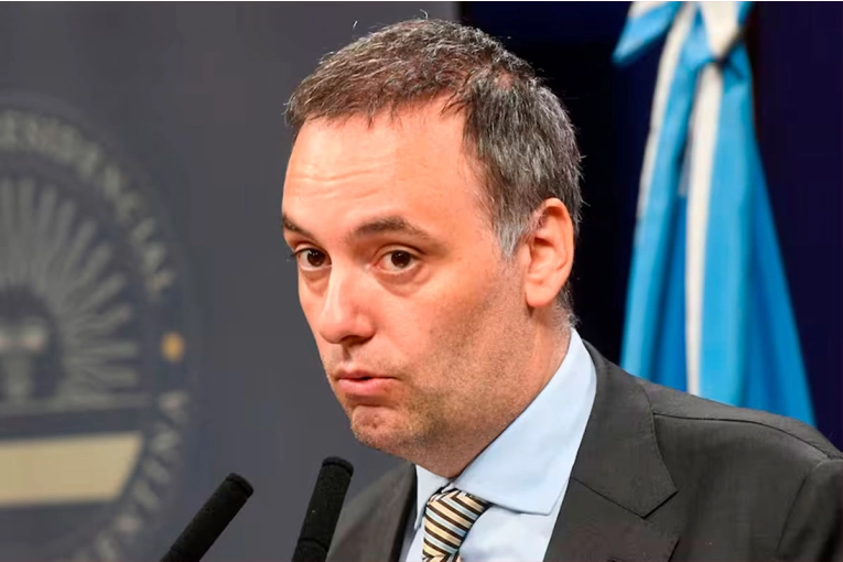 La Justicia le prohibió salir del país a Manuel Adorni en la causa por enriquecimiento ilícito